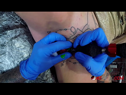 ❤️ Estremamente tatuato hottie Sully Savage ottenuto un tatuaggio sul suo clitoride ❤️❌ Porno russoal it.123sex.ru ❌️